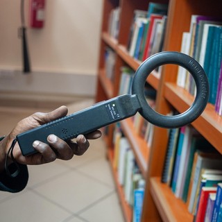 Sicurezza nelle scuole: dopo il caso di La Spezia il confronto sui metal detector