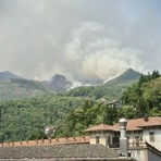Incendio Monte Barone, 30 lanci dell’elicottero: il fronte avanza nella pineta Incendio Monte Barone, 30 lanci dell’elicottero: il fronte avanza nella pineta