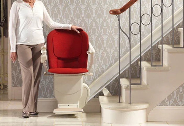 Sedia montascale in casa: quando installarla, come sceglierla e cosa prevede la normativa Sedia montascale in casa: quando installarla, come sceglierla e cosa prevede la normativa