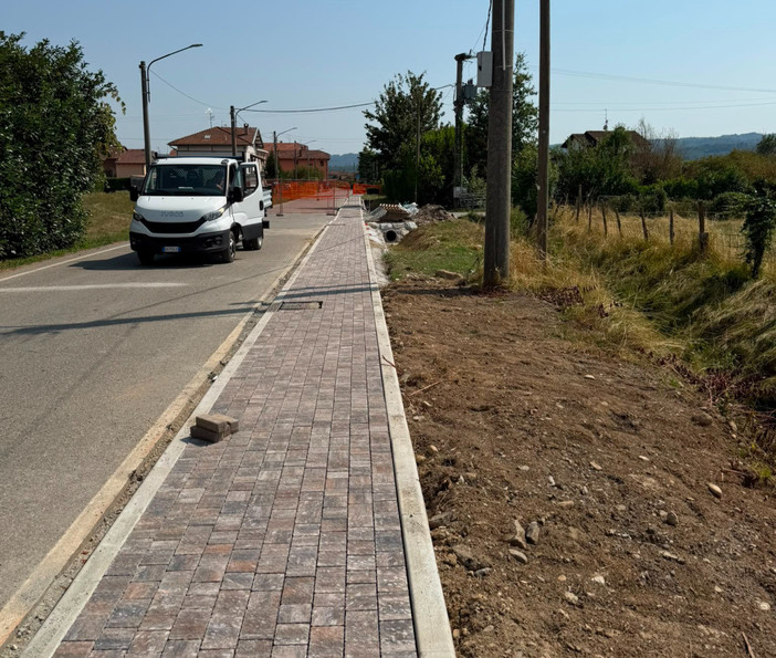 Borriana, conclusi in anticipo i lavori per il nuovo marciapiede in Via Rossetti Borriana, conclusi in anticipo i lavori per il nuovo marciapiede in Via Rossetti