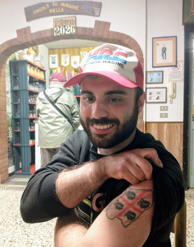 Sardi a Biella tra motori e memoria: il viaggio identitario di Manuel Concas