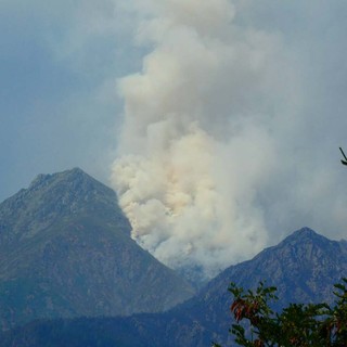 Incendio sul Monte Barone, sopralluogo di Gallo e Rocchi: "Si lotta per circoscrivere le fiamme" FOTO Toni Crestani Incendio sul Monte Barone, sopralluogo di Gallo e Rocchi: "Si lotta per circoscrivere le fiamme" FOTO Toni Crestani