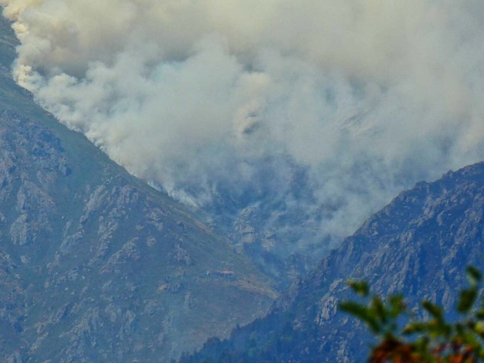 Monte Barone, il fuoco minaccia le baite e raggiunge il Rifugio: quasi 1.000 ettari in fumo, foto Toni Crestani