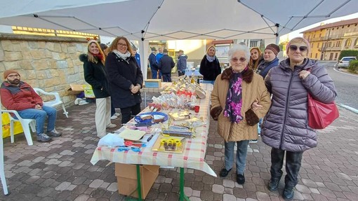 Pollici in alto a Casapinta per il Mercatino di Natale (foto di Claudio Nicola)