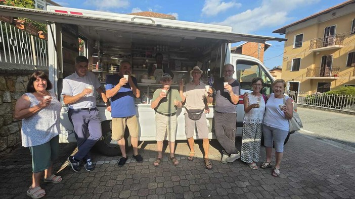 Chiude il negozio di alimentari, Casapinta ha la soluzione: ecco il mercatino in piazza FOTO Chiude il negozio di alimentari, Casapinta ha la soluzione: ecco il mercatino in piazza FOTO