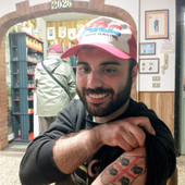 Sardi a Biella tra motori e memoria: il viaggio identitario di Manuel Concas