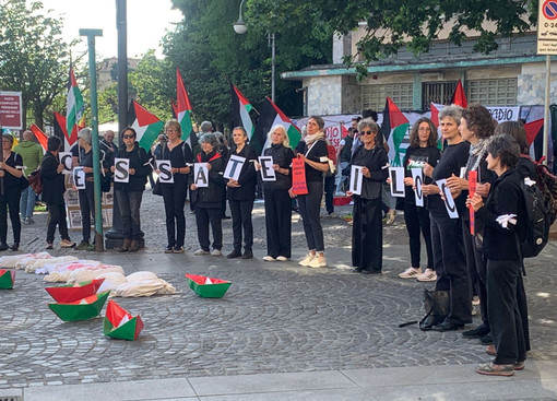 Biella, nuovo sit-in ai Giardini Zumaglini: appelli alla pace e al cessate il fuoco