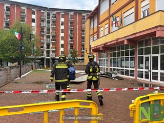 Tetti divelti, allagamenti e blackout: il maltempo devasta il Biellese. Crolla il tetto della scuola Leonardo Da Vinci a Cossato