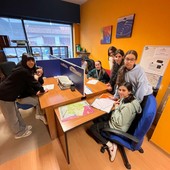 Gli allievi di seconda media di Chiavazza in visita alla redazione: "Che emozione!"