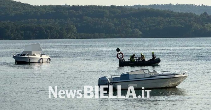 Cade da un pedalò e non riemerge più: tragedia al Lago di Viverone (foto di Davide Finatti per newsbiella.it) Cade da un pedalò e non riemerge più: tragedia al Lago di Viverone (foto di Davide Finatti per newsbiella.it)