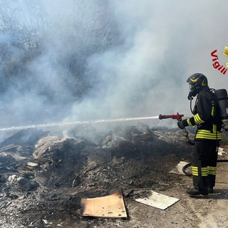 Dal Nord-ovest: masserizie in fiamme a Motta dei Conti (VC), Vigili del fuoco in azione
