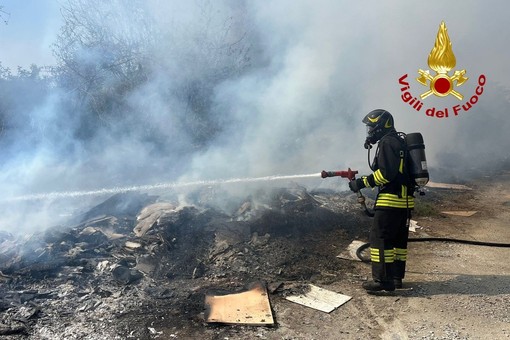 Dal Nord-ovest: masserizie in fiamme a Motta dei Conti (VC), Vigili del fuoco in azione