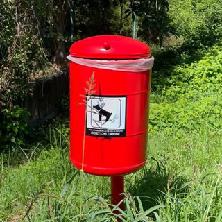 Mongrando, nuovi cestini per la raccolta delle deiezioni canine (foto dalla pagina Facebook di Insieme per Mongrando-Michele Teagno Sindaco)