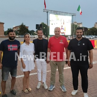 Biella, oltre 200 persone in piazza Falcone per Francia-Marocco: una serata all'insegna dello sport e dell'integra-zione FOTO e VIDEO