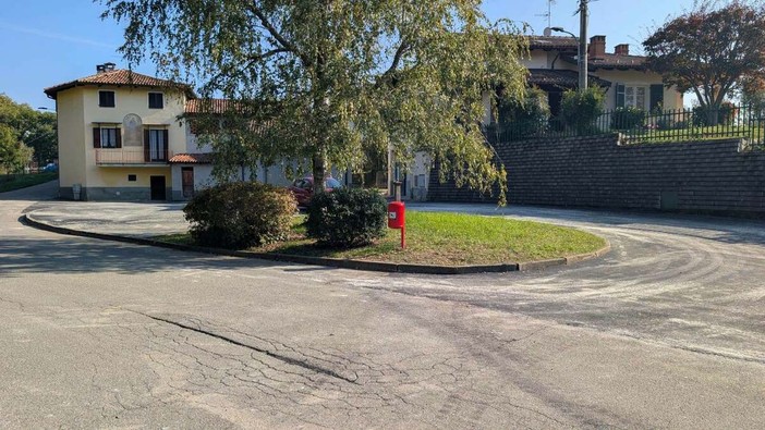 Mongrando, San Michele: completata l’opera di asfaltatura della piazzetta (foto dalla pagina Facebook di Insieme per Mongrando Michele Teagno Sindaco) Mongrando, San Michele: completata l’opera di asfaltatura della piazzetta (foto dalla pagina Facebook di Insieme per Mongrando Michele Teagno Sindaco)