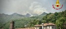 Incendio Monte Barone, 30 lanci dell’elicottero: il fronte avanza nella pineta
