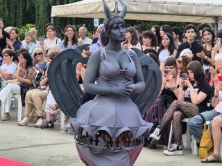 Moda e Musica, gli studenti del Liceo Sella portano in passerella gli abiti-scultura Moda e Musica, gli studenti del Liceo Sella portano in passerella gli abiti-scultura