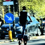 In monopattino a Cavaglià: casco appeso e bombola del gas