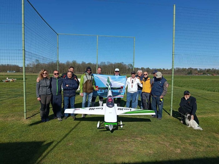 A Cossato l'eccellenza modellistica del volo acrobatico incontra la passione dei biellesi FOTO A Cossato l'eccellenza modellistica del volo acrobatico incontra la passione dei biellesi FOTO