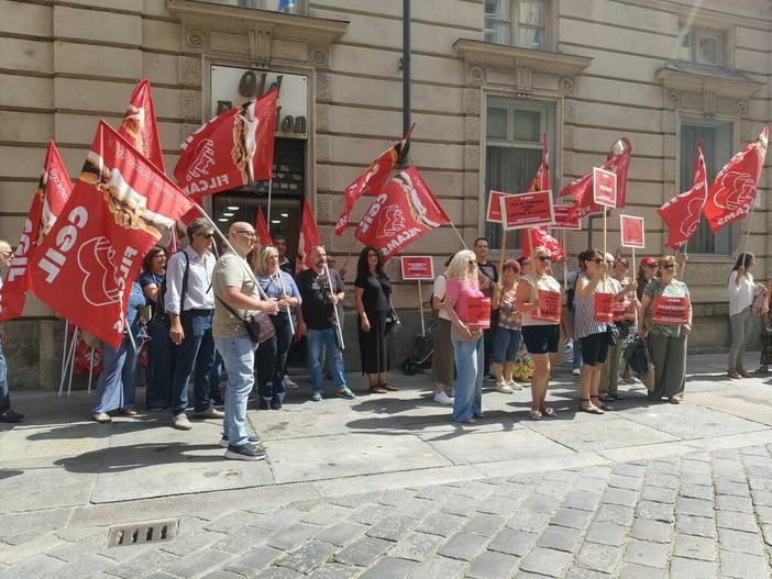 Stipendi bassi e spesso in nero, le badanti in protesta: "Invisibili ma nostro welfare insostituibile" Stipendi bassi e spesso in nero, le badanti in protesta: "Invisibili ma nostro welfare insostituibile"