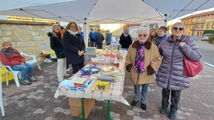 Pollici in alto a Casapinta per il Mercatino di Natale (foto di Claudio Nicola)