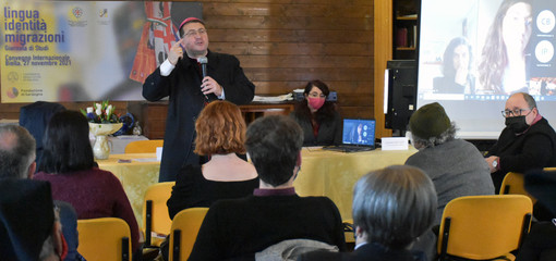 Nell’immagine, Vescovo e sindaco di Biella al convegno Lingua, Identità, Migrazioni
