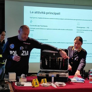 Biella, la Questura entra in classe: studenti conquistati dal mestiere del poliziotto