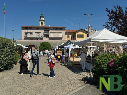 Alchimia di Beltane incanta Cerrione, la piazza di Vergnasco gremita tra musica e mercatini (foto di Davide Finatti per newsbiella.it)