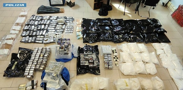 Dal Nord Ovest - Maxi sequestro di Polizia, trovati quasi 241 chili di droga e arsenale con armi e munizioni