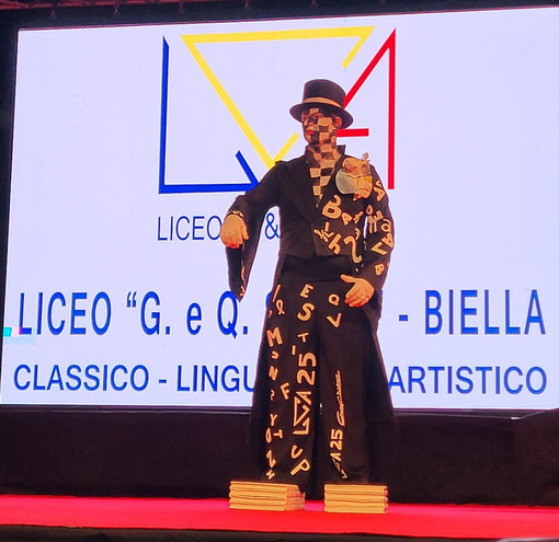 Moda e Musica, gli studenti del Liceo Sella portano in passerella gli abiti-scultura Moda e Musica, gli studenti del Liceo Sella portano in passerella gli abiti-scultura