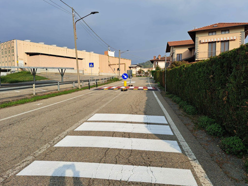 A Mongrando interventi sulla segnaletica orizzontale (foto dalla pagina Facebook di Insieme per Mongrando Michele Teagno Sindaco)