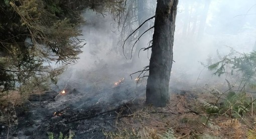 Monte Barone, prosegue l’emergenza: "Un fronte è ancora critico" Monte Barone, prosegue l’emergenza: "Un fronte è ancora critico"