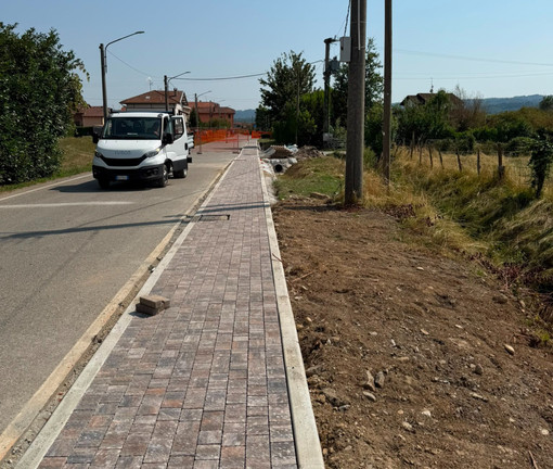 Borriana, conclusi in anticipo i lavori per il nuovo marciapiede in Via Rossetti Borriana, conclusi in anticipo i lavori per il nuovo marciapiede in Via Rossetti