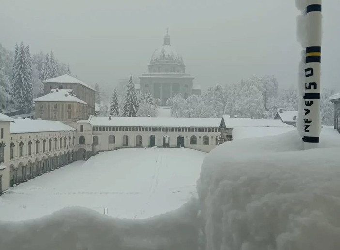 La primavera tarda ad arrivare, a Oropa 30 centimetri di neve (foto dalla pagina Facebook di Santuario di Oropa e servizio di Mauro Benedetti per newsbiella.it)