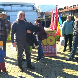 Successo di partecipazione al banchetto unitario PRC–PCI–PMLI per il NO al referendum sulla controriforma della giustizia