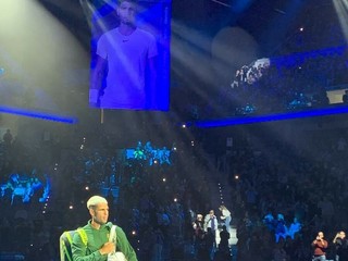 La piccola Nicole di Biella accoglie Carlos Alcaraz al primo giorno delle Nitto ATP Finals FOTO e VIDEO