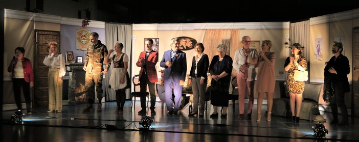 La Compagnia teatrale I Nuovi Camminanti durante lo spettacolo “Il castello” messo in scena a Pralungo