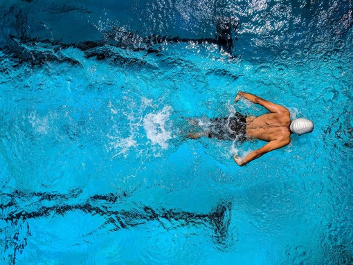 Nuoto, acquaticità e ginnastica dolce, Benna promuove lo sport con una convenzione