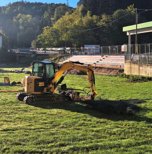 Valdilana, il campo da calcio di Ponzone si rifà il look (foto dalla pagina Facebook di Comune di Valdilana) Valdilana, il campo da calcio di Ponzone si rifà il look (foto dalla pagina Facebook di Comune di Valdilana)