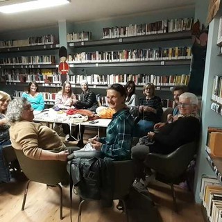 Un gomitolo e un libro, a Netro la nuova idea di comunità passa dalla biblioteca