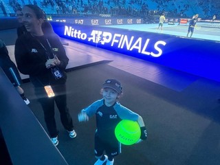 La piccola Nicole di Biella accoglie Carlos Alcaraz al primo giorno delle Nitto ATP Finals
