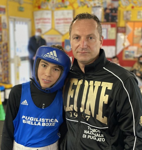 la giovane promessa della boxe biellese, Nicola Fabiano, con il suo maestro Vincenzo Frascella (Pugilistica Biella Boxe)