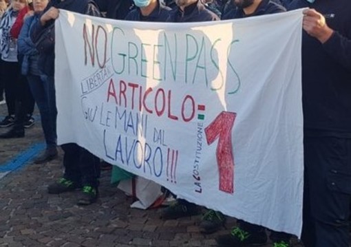 &quot;No Green Pass&quot; a Biella di nuovo in piazza, uno struscione delle precedenti manifestazioni