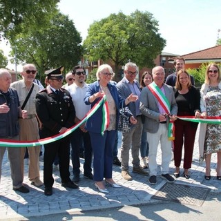 Taglio del nastro a Cavaglià, ecco il nuovo volto del piazzale Artiglieri d’Italia (foto di Roberto Canova)
