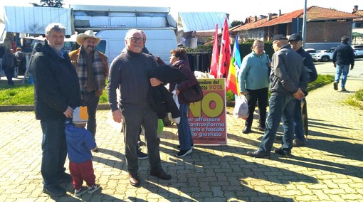 Successo di partecipazione al banchetto unitario PRC–PCI–PMLI per il NO al referendum sulla controriforma della giustizia