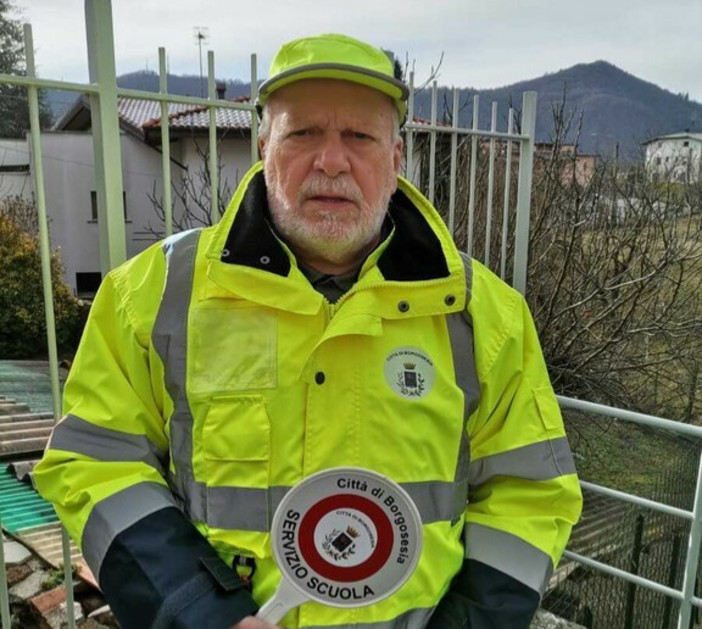 La storia del Nonno Vigile, sposta il bimbo dalla strada evitando che un'auto lo investa: è successo nella vicina Valsesia