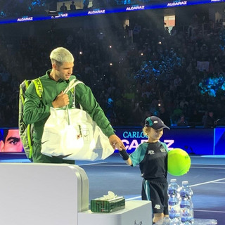 La piccola Nicole di Biella accoglie Carlos Alcaraz al primo giorno delle Nitto ATP Finals FOTO e VIDEO