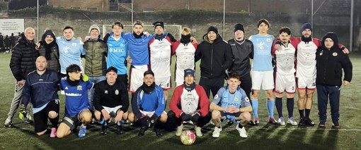 Le rose di Su Nuraghe Calcio Biella e Dispacity riunite prima del fischio d’inizio: l’immagine di uno sport che unisce identità e spirito di squadra.