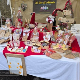 Strona, mercatino e iniziative natalizie: alberi creativi e musica per le vie del paese FOTO e VIDEO di Catia Ciccarelli per newsbiella.it