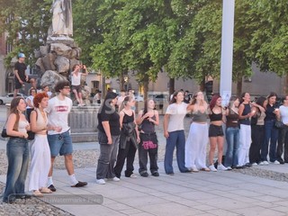 Maturità 2026, a Biella studenti in piazza Duomo per cantare "Notte prima degli esami" FOTO e VIDEO Nicola rasolo per Newsbiella.it